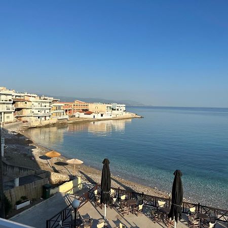 Beach Retreat In Town Corinth Exteriér fotografie