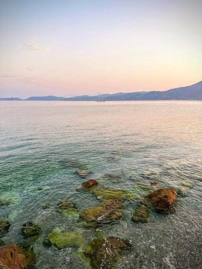 Beach Retreat In Town Corinth Exteriér fotografie
